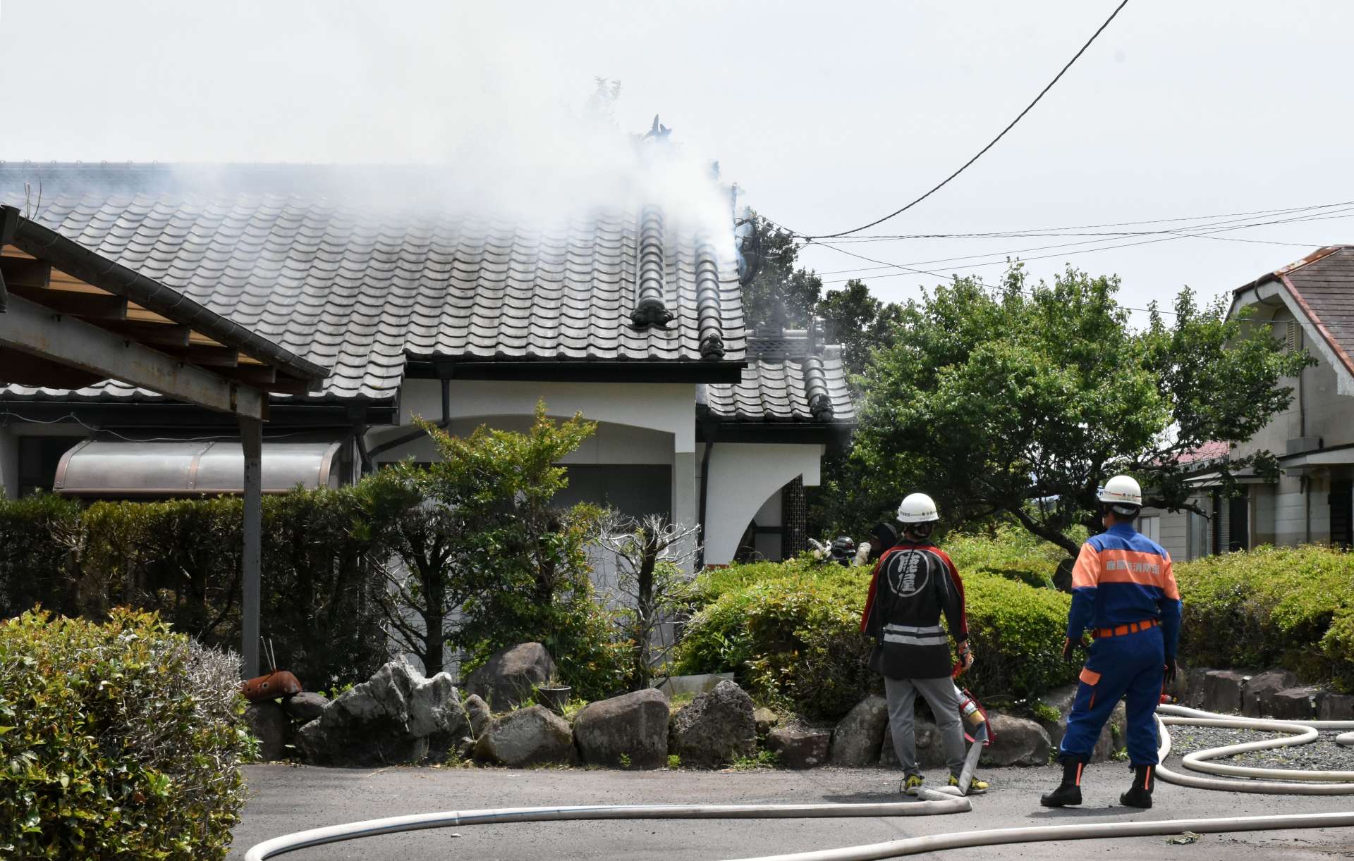 煙があがる住家＝３日午後１時ごろ、鹿屋市旭原町