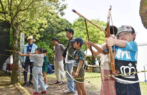 手作りの弓矢で的当てゲームを楽しむ子どもたち＝３日、霧島市の上野原縄文の森