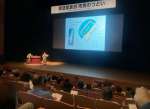 憲法記念日のつどいで、パレスチナ自治区ガザ地区での取材体験を伝える安田菜津紀さん＝３日、鹿児島市のカクイックス交流センター