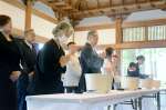 特攻戦没者を悼み焼香する参列者＝３日、南九州市の知覧特攻平和観音堂
