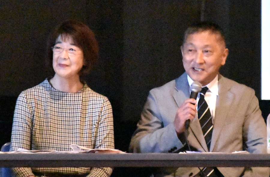 横田慎太郎さんについて話す真之さん（右）とまなみさん＝いちき串木野市のいちきアクアホール