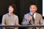 横田慎太郎さんについて話す真之さん（右）とまなみさん＝いちき串木野市のいちきアクアホール