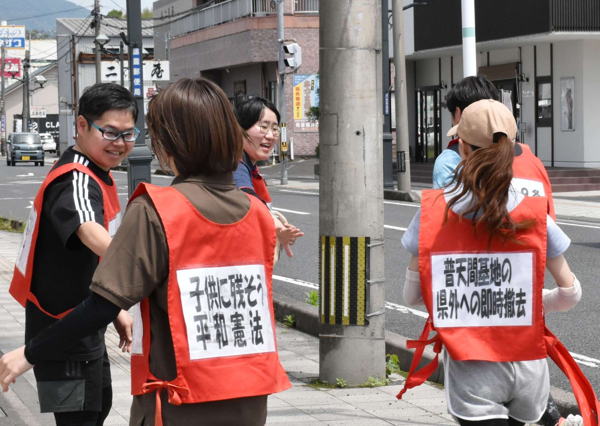 平和への思いを込めてたすきをつなぐ参加者＝３日、鹿屋市白崎町