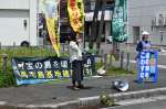 馬毛島基地整備への反対をアピールする住民訴訟原告団や支持者＝３日、西之表市天神町