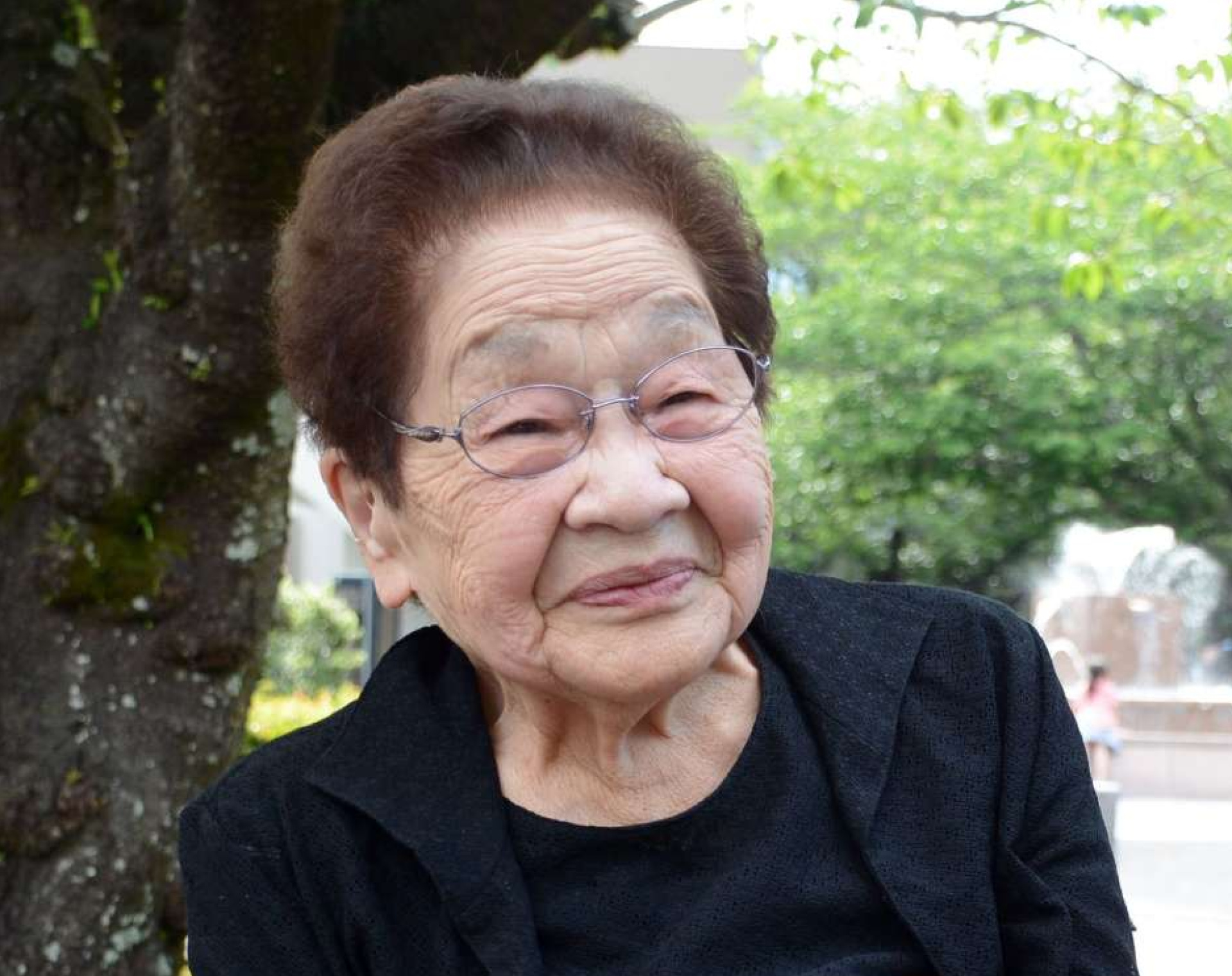 慰霊祭参列後の取材に応じる三宅トミさん＝３日、南九州市知覧町郡