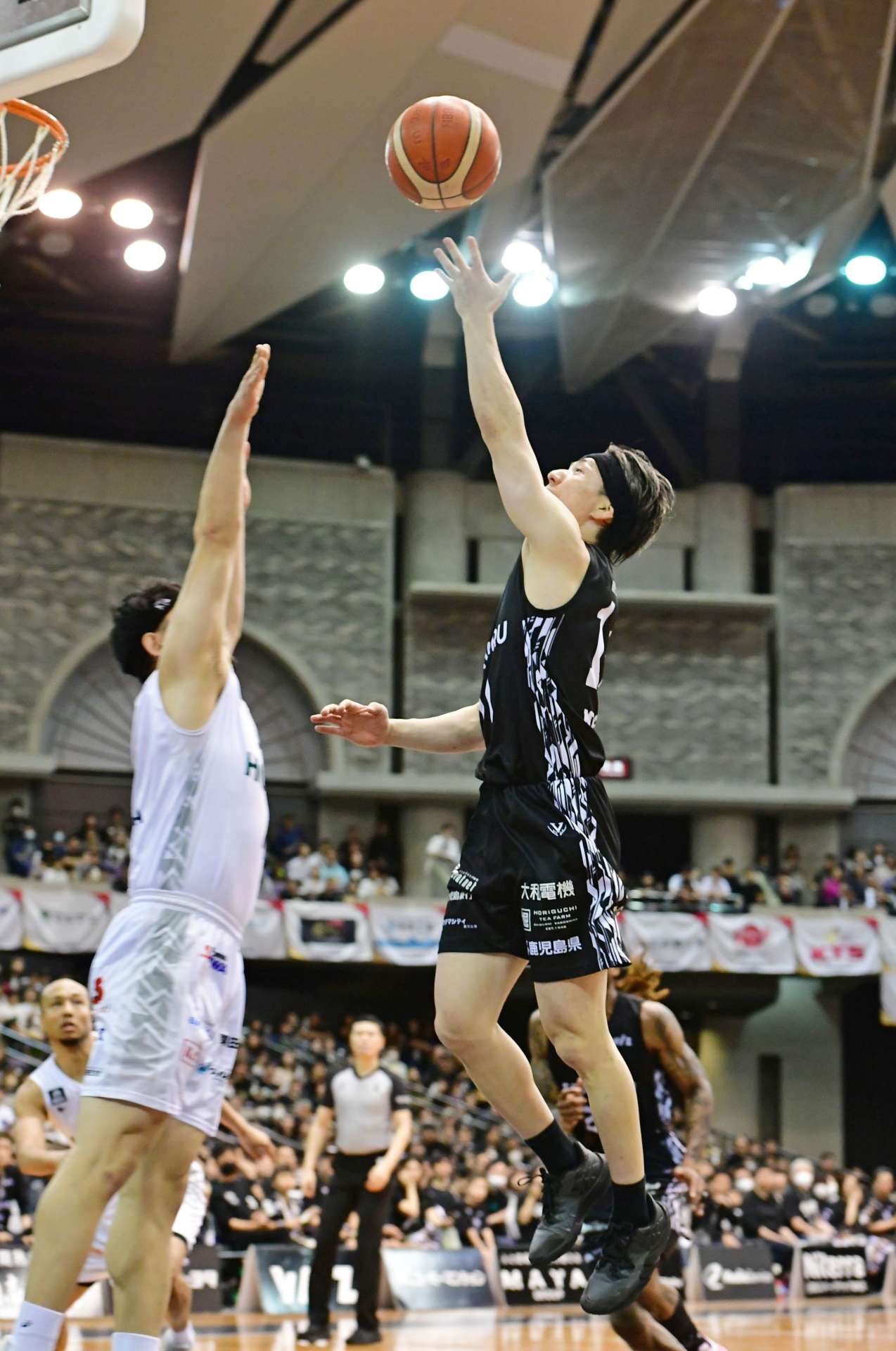 第２クオーター、レブナイズの森田がシュートを放つ＝鹿児島市の西原商会アリーナ