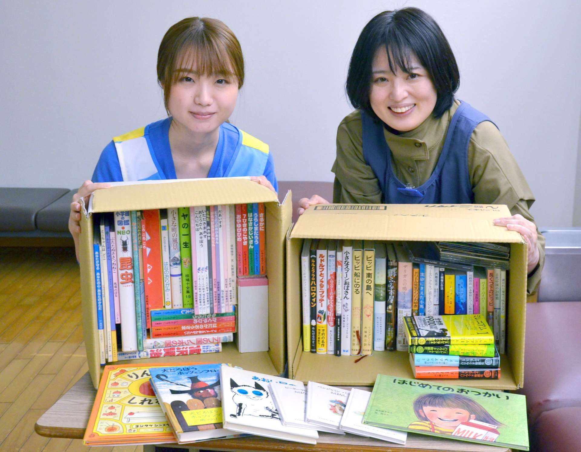 「気軽に持ち寄って」と話す担当者ら＝１日、鹿児島市のかごしま近代文学館