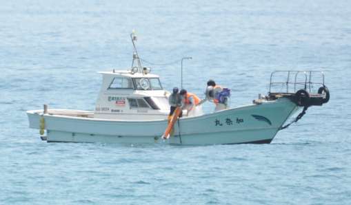 回収された千葉工大の小型ハイブリッドロケット＝４日、肝付町の岸良海岸