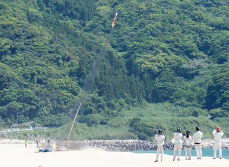 上昇する千葉工大の小型ハイブリッドロケット＝４日午前１１時すぎ、肝付町の岸良海岸