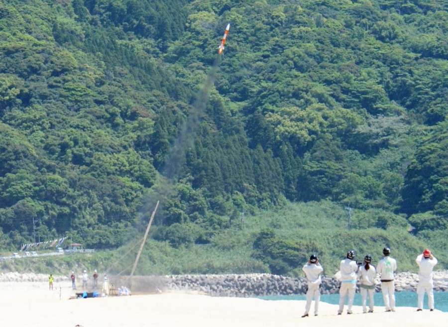 上昇する千葉工大の小型ハイブリッドロケット＝４日午前１１時すぎ、肝付町の岸良海岸