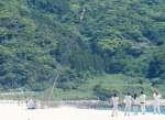 上昇する千葉工大の小型ハイブリッドロケット＝４日午前１１時すぎ、肝付町の岸良海岸