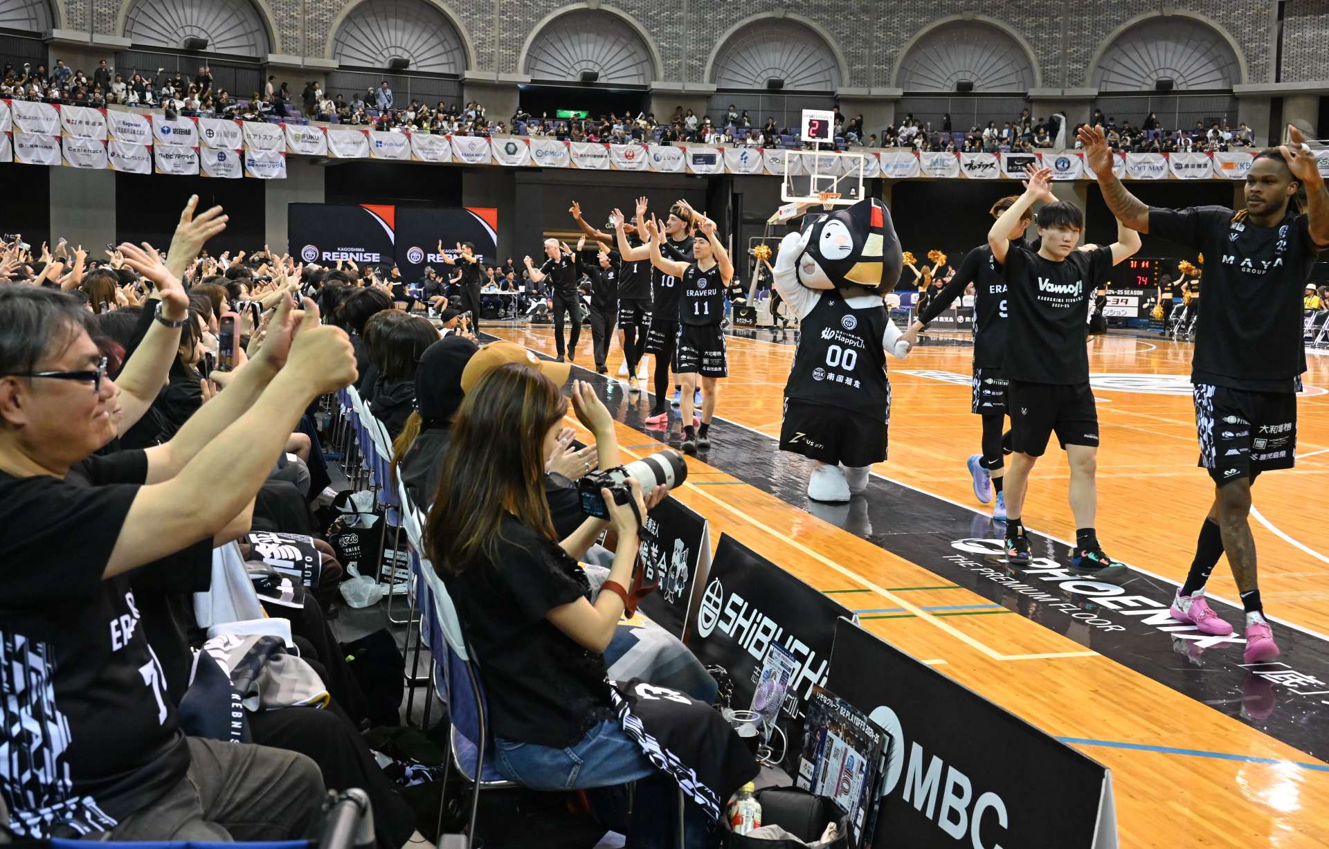 プレーオフ準々決勝第２戦で、声援を受ける鹿児島レブナイズの選手たち