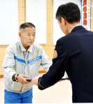 署長感謝状を贈られる田中和美さん＝薩摩川内市消防局中央消防署