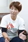 「何も罪のない人たちがどんどん死んでいっている」と現地の様子を語る中池ともみさん＝４月１８日、南日本新聞社薩摩川内総局