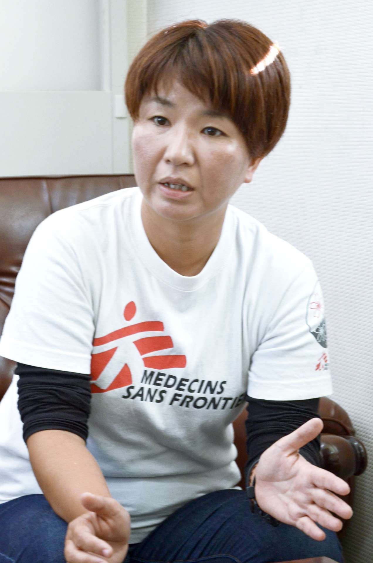 「何も罪のない人たちがどんどん死んでいっている」と現地の様子を語る中池ともみさん＝４月１８日、南日本新聞社薩摩川内総局