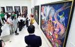 〈関連〉色彩豊かな作品が並ぶ「絹谷幸二親子三人展」＝３月２２日午前、鹿児島市立美術館