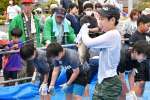 コイのつかみ取りに挑戦する子ども＝５日、垂水市田神の垂水中央運動公園
