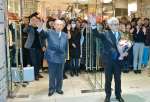〈関連〉タカプラ閉館の際、見送る市民らに手を振って感謝する海江田順三郎さん（左）ら＝２０１８年２月１２日、鹿児島市千日町