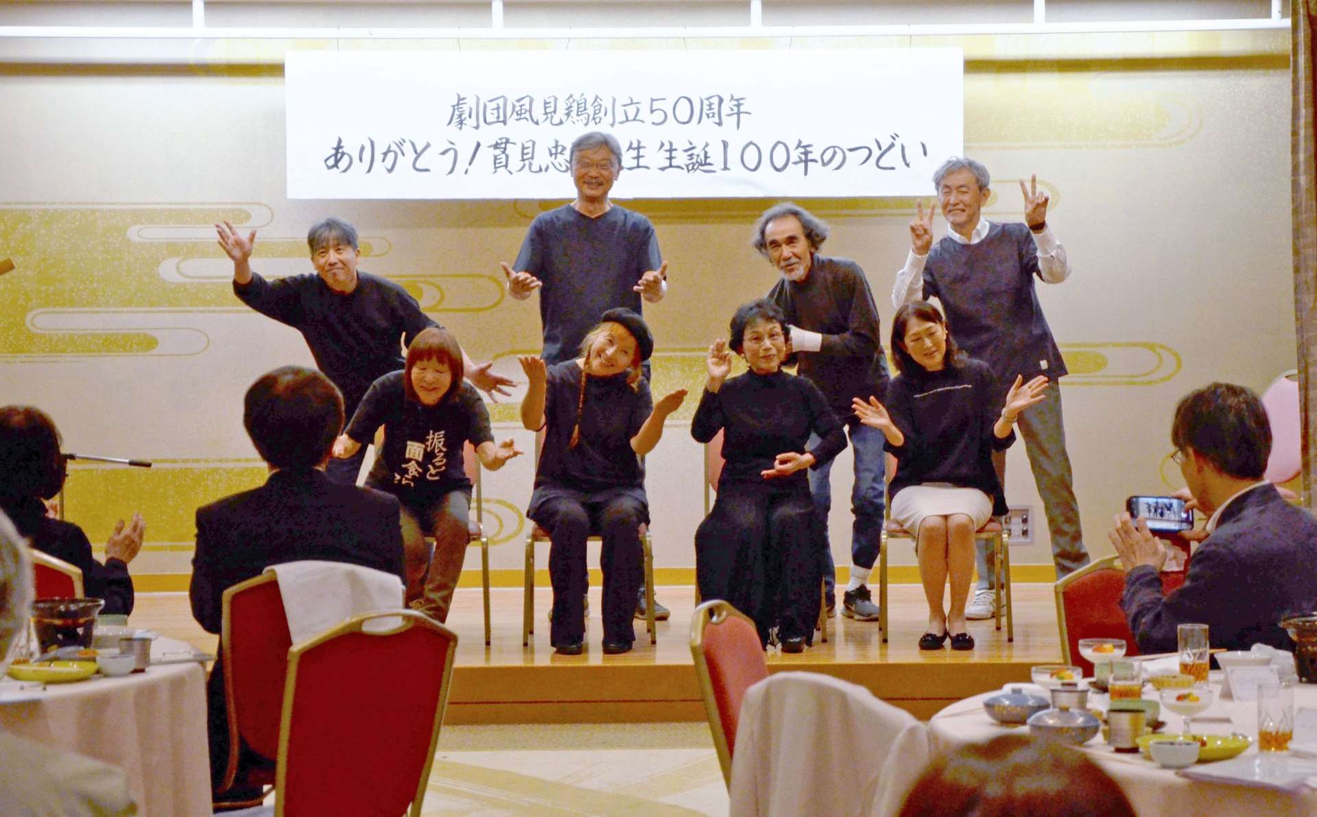 早口言葉を盛り込んだ劇を披露する劇団風見鶏団員ら＝鹿児島市の城山ホテル鹿児島