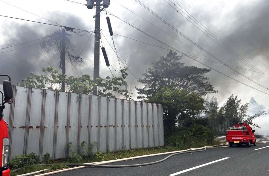 黒煙を上げる火災現場＝５日、鹿児島市犬迫町