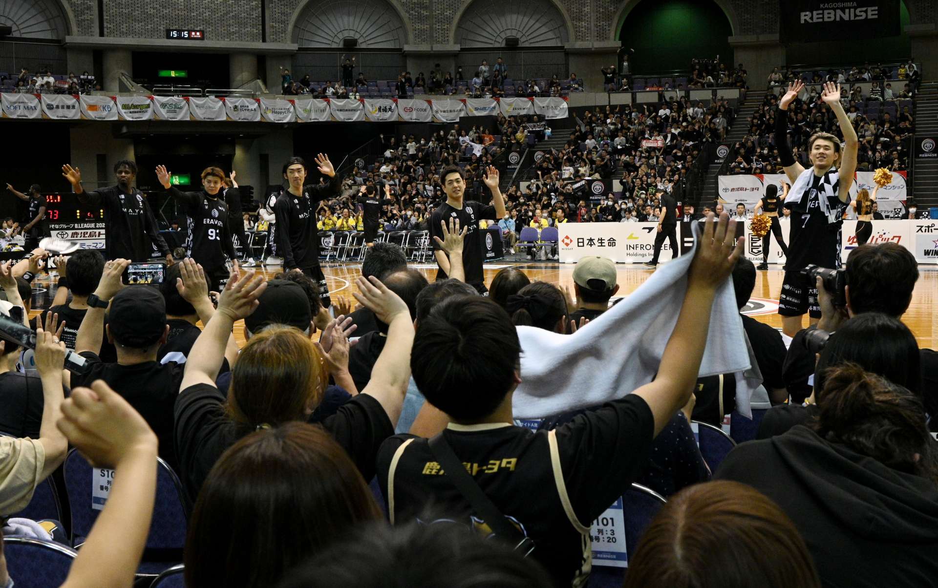 〈関連〉試合終了後、ファンに手を振ってあいさつする鹿児島レブナイズの選手＝西原商会アリーナ