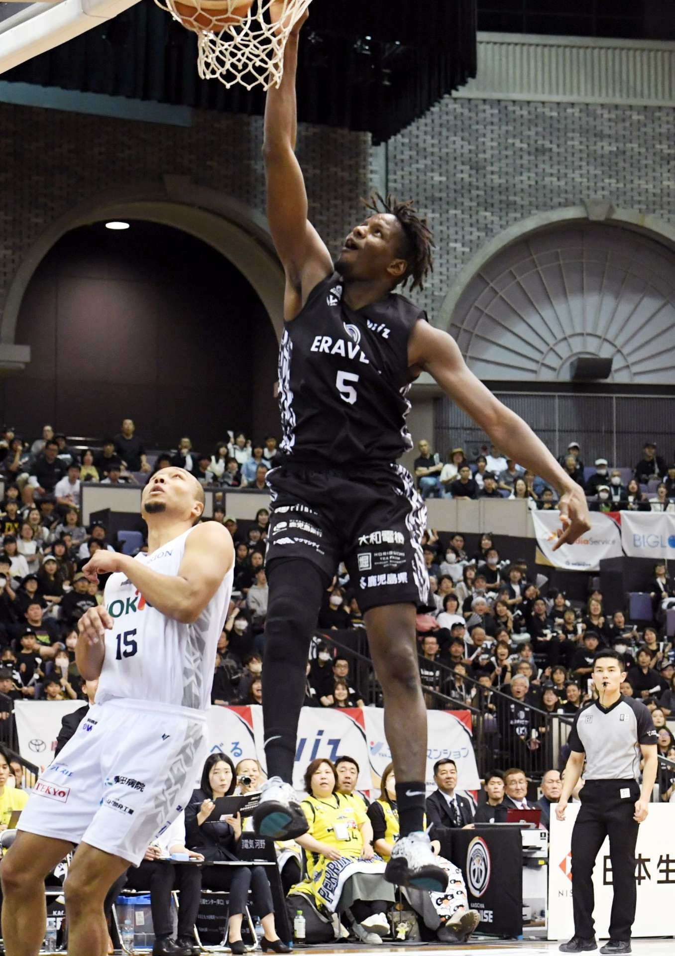 第３クオーター、鹿児島レブナイズの伴馬がシュートを決める＝西原商会アリーナ