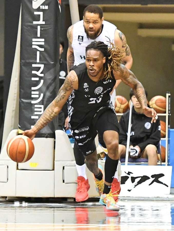 第１クオーター、ドリブルで攻め上がる鹿児島レブナイズのゲインズ＝西原商会アリーナ