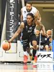 第１クオーター、ドリブルで攻め上がる鹿児島レブナイズのゲインズ＝西原商会アリーナ