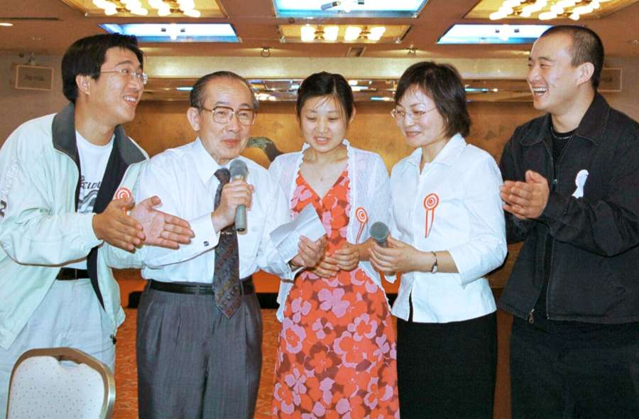 鹿児島市日中友好協会総会で中国人留学生とあいさつする海江田順三郎さん（左から２人目）＝２００２年、同市中央町