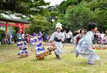 ガラガラ船を元気よく引く子どもたち＝５日、南さつま市坊津町泊の九玉神社