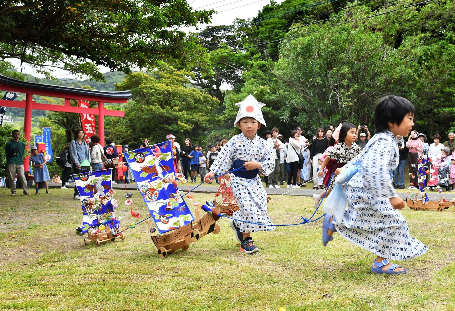 ガラガラ船を元気よく引く子どもたち＝５日、南さつま市坊津町泊の九玉神社