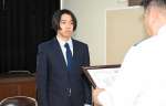 署長感謝状を贈られる池田洸二朗さん＝４月３０日、出水市の出水警察署
