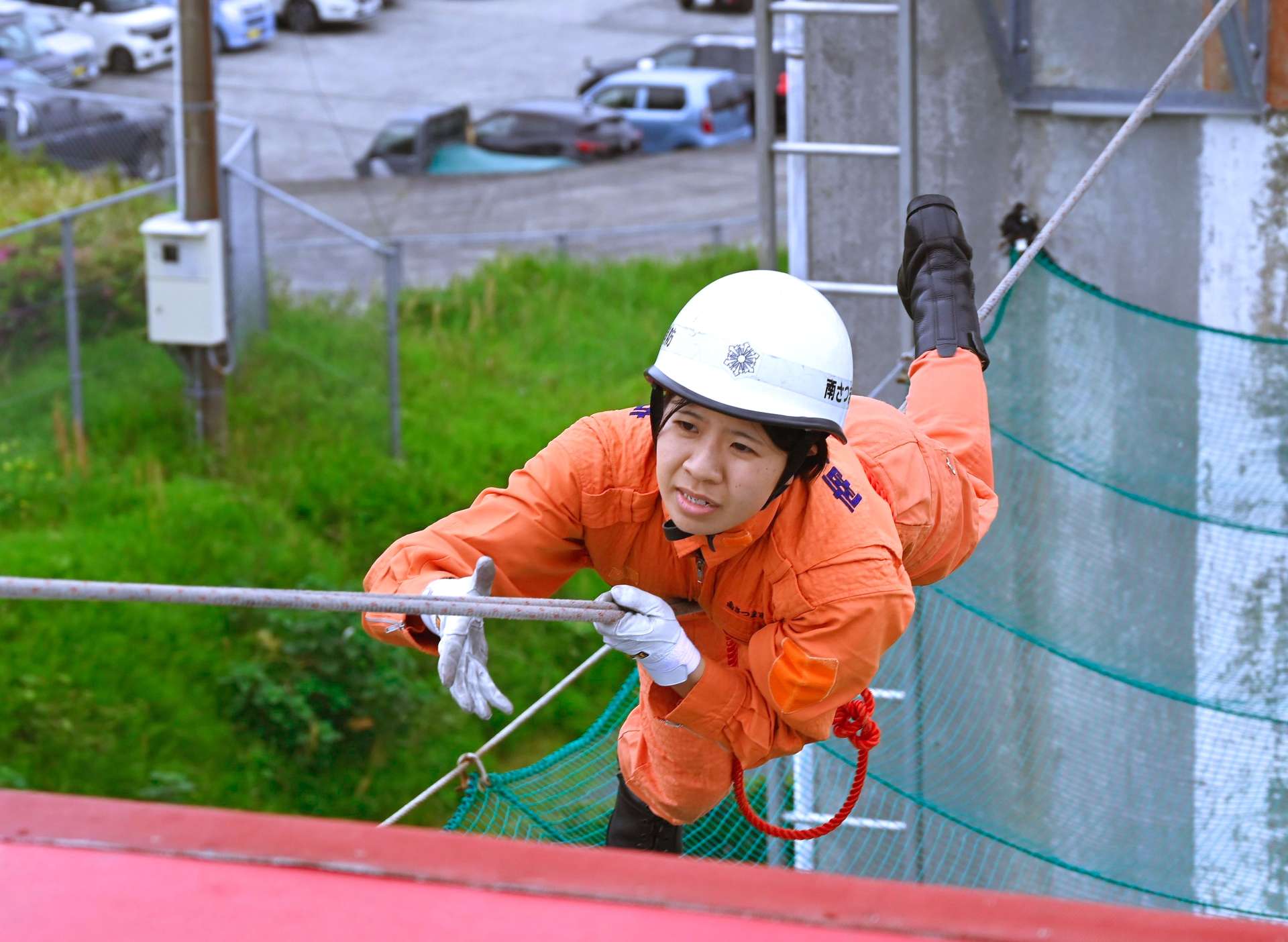高所でロープを渡る田畑花菜消防士＝南さつま市消防本部
