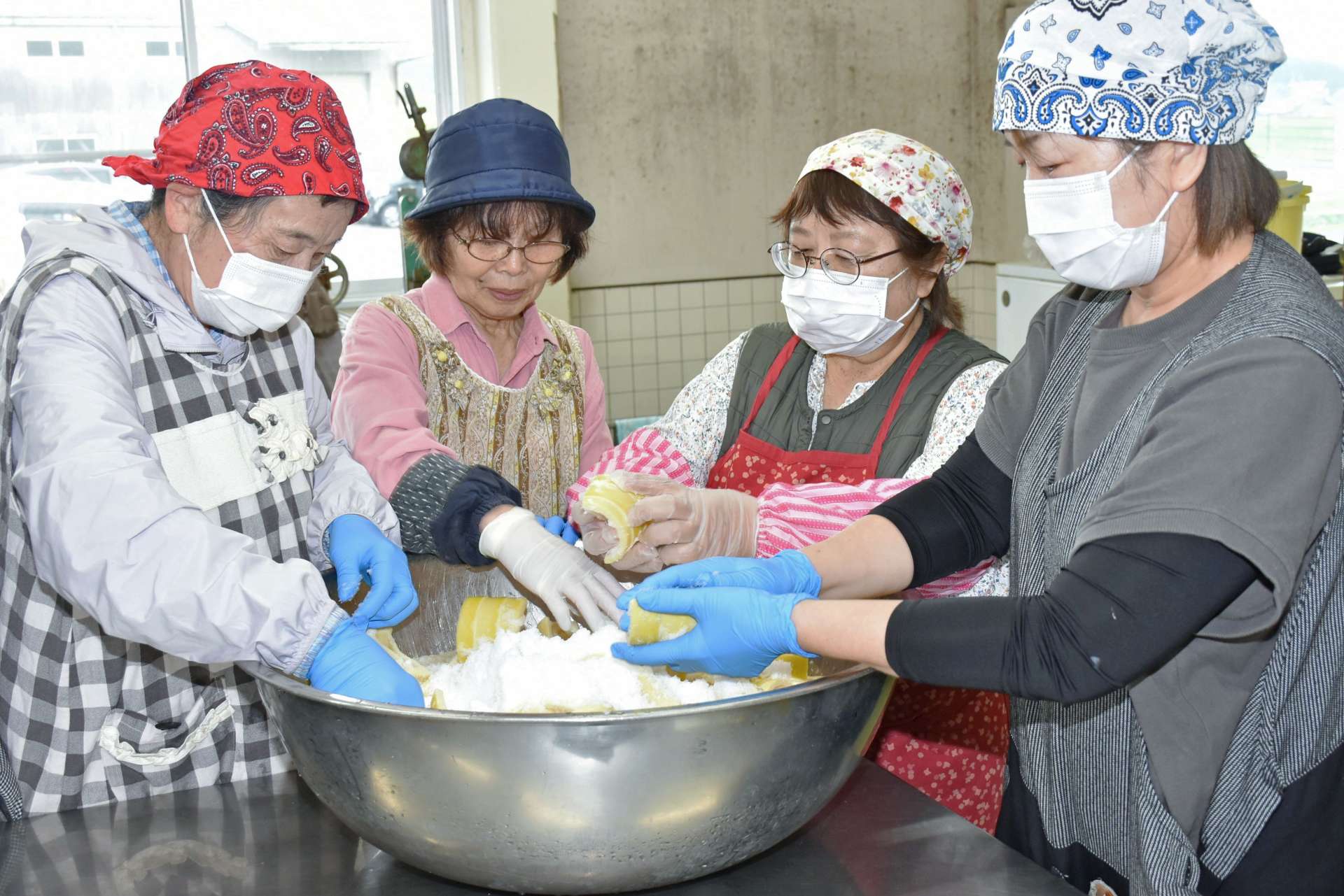 湯がいた幼竹に塩を漬け込む参加者＝湧水町北方