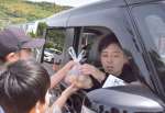 子どもたちからジャガイモを受け取るドライバー＝３日、長島町指江