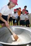 海水を煮詰める児童ら＝２日、南種子町の大川小学校
