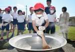 海水を煮詰める児童ら＝２日、南種子町の大川小学校