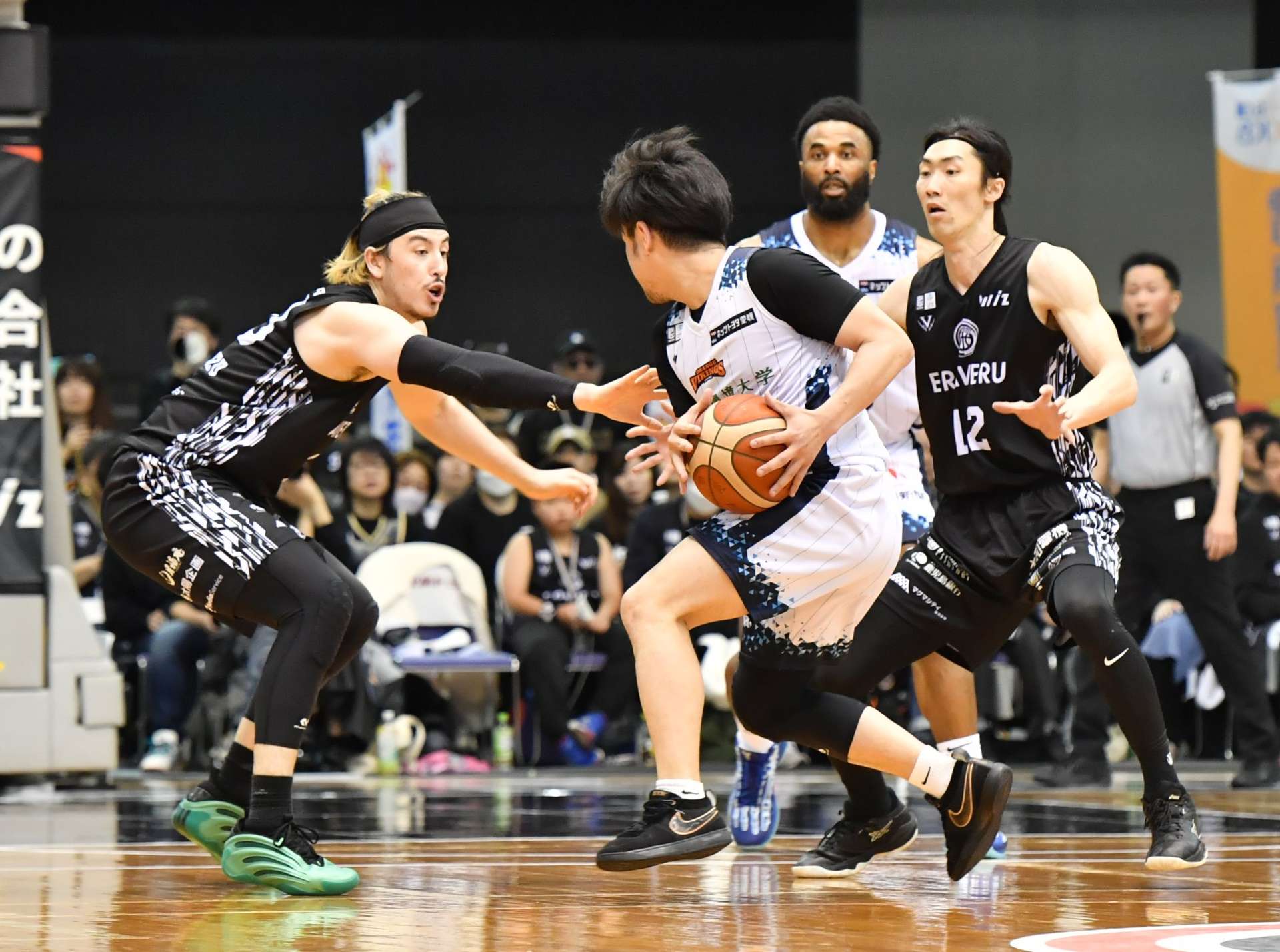 チーム一丸の守備を見せる鹿児島レブナイズの藤田（１２）ら＝４月、西原商会アリーナ