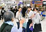〈別カット〉九州新幹線の改札口前で別れを惜しむＵターン客＝６日午前、鹿児島市のＪＲ鹿児島中央駅