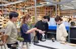 米永書店の一角であった地元コーヒー焙煎店のワークショップ＝指宿市十町