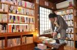 「全部がお薦め」と語るブックス・セルバ店主の杣谷健太さん＝鹿児島市名山町