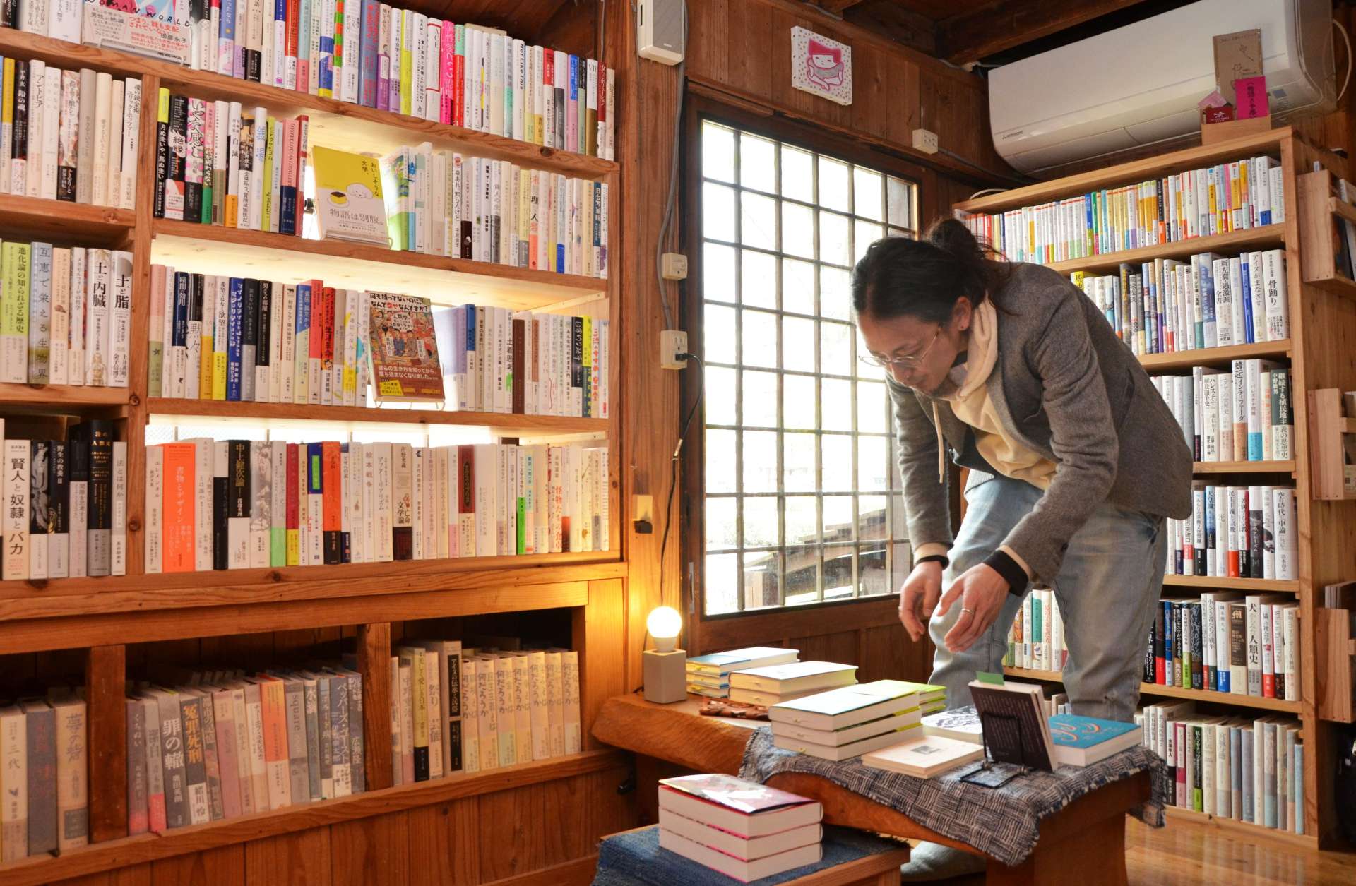 「全部がお薦め」と語るブックス・セルバ店主の杣谷健太さん＝鹿児島市名山町