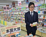 「注目の本が少しでも多く入荷すれば、書店も頑張れる」と語るブックセンターめいわ中山店の椨崇さん＝鹿児島市中山町