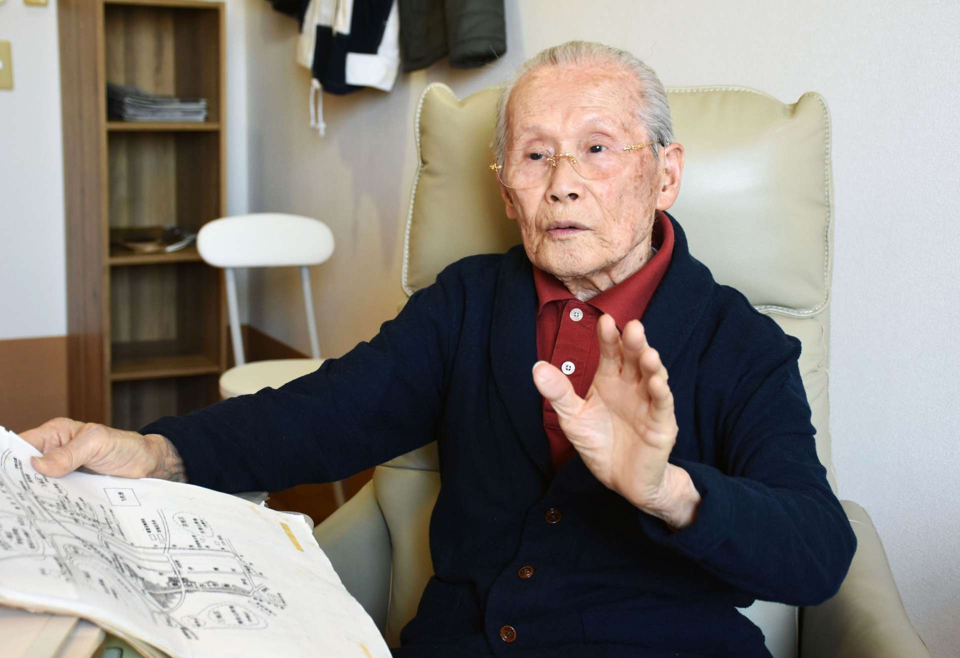 満州、ソ連での戦争体験を語る原田明男さん＝霧島市