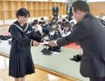 橋本欣也市長から委嘱状を受け取る生徒＝伊佐市の大口高校