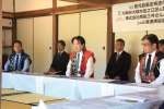 志布志市、大阪市住之江区と連携協定を結び、あいさつする商船三井さんふらわあの牛奥博俊さん（中央）＝４月２９日、志布志市の福山氏庭園