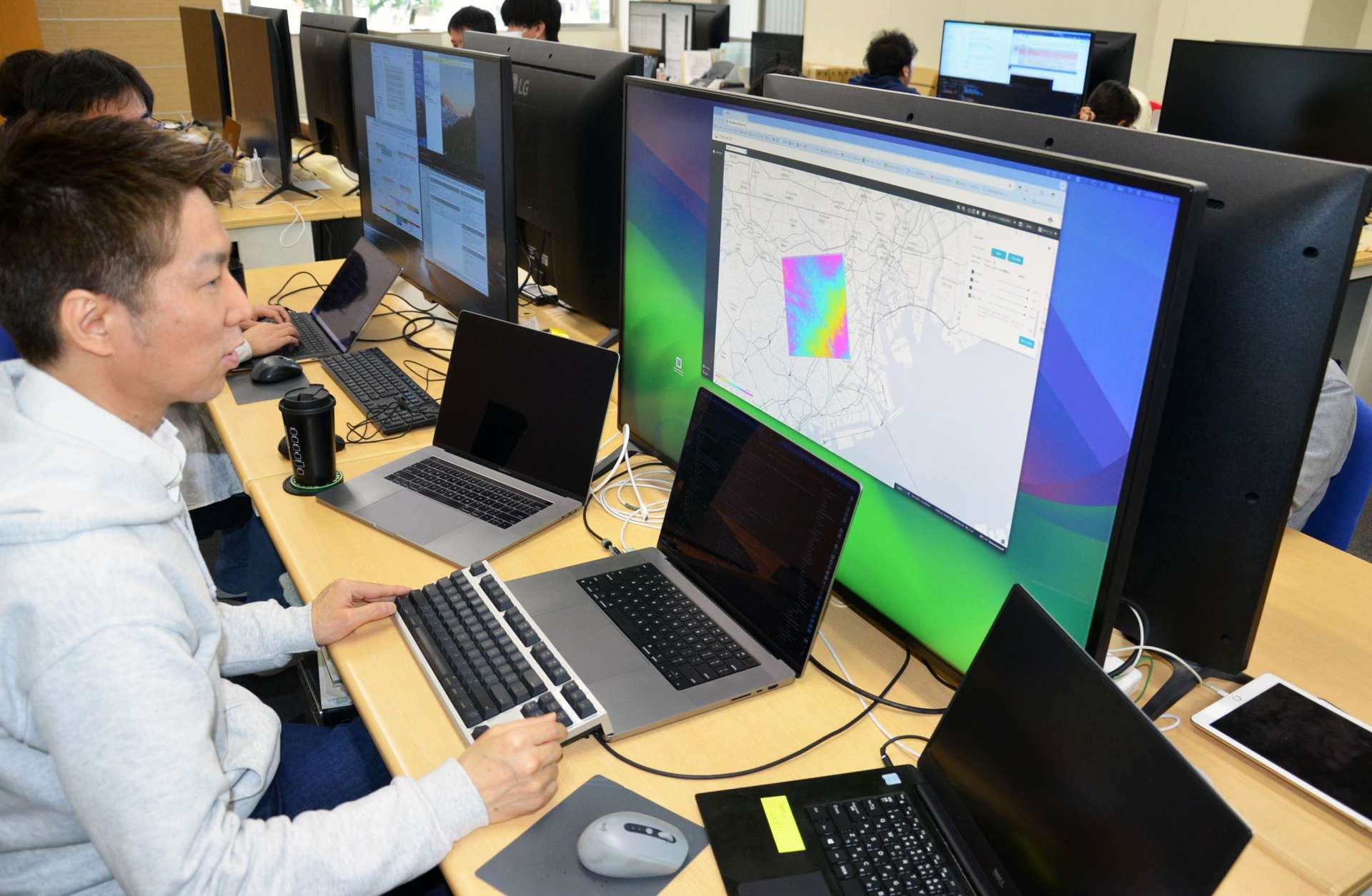衛星データ活用のためのソフトウエアを開発するＩＴ企業リリーの担当者＝鹿児島市