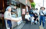 薩摩のさつま認証品「いちごまんじゅう」の説明に聞き入る参加者＝さつま町宮之城屋地