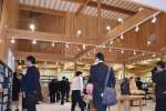 地元産の木材などをふんだんに使った図書コーナー＝市図書館大隅分館