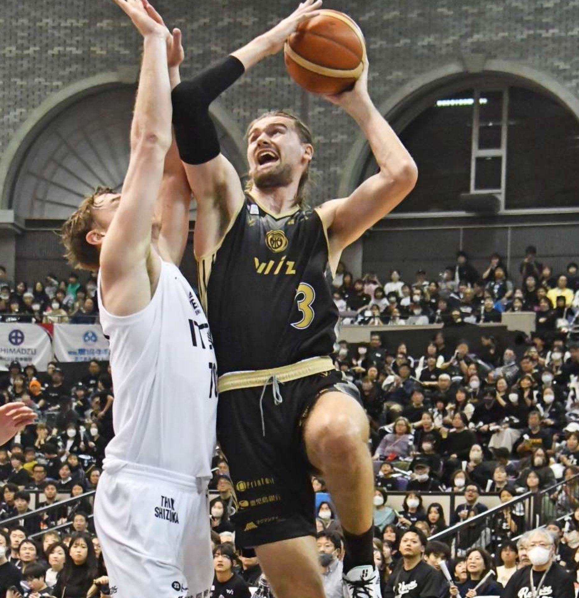 シュートを狙う鹿児島レブナイズのハームス。圧倒的な高さを武器にチームをけん引した＝３月、西原商会アリーナ